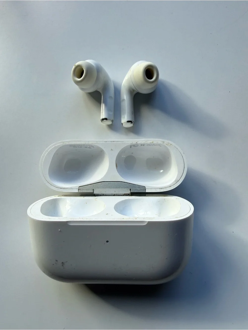 Apple AirPods Pro 1st Gen + Wireless Charging Case